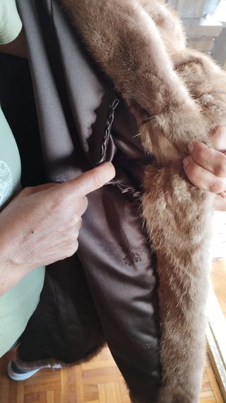 Abrigo de piel beige y marrón