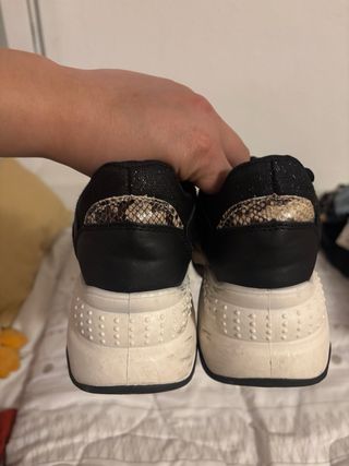 Zapatillas deportivas negras con detalles