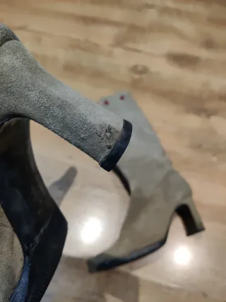 Botas altas beige con bordado floral