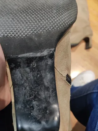 Botas altas beige con bordado floral