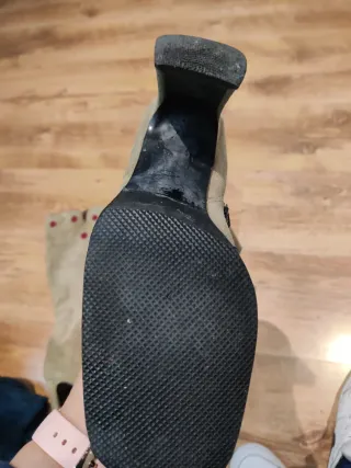 Botas altas beige con bordado floral