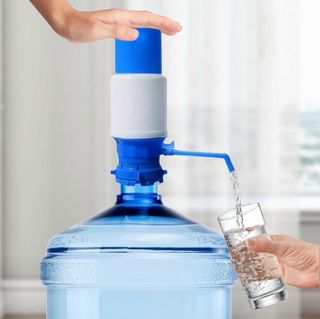 Bomba dispensadora de agua manual