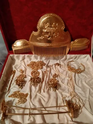 Aderezo y tejas doradas