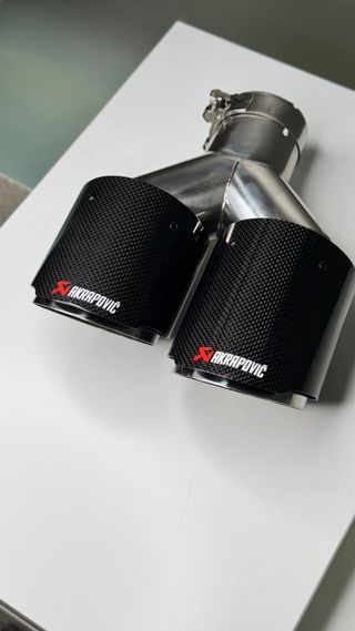 Colas escape Akrapovic