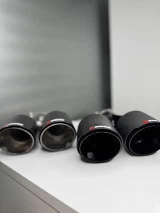 Colas escape Akrapovic