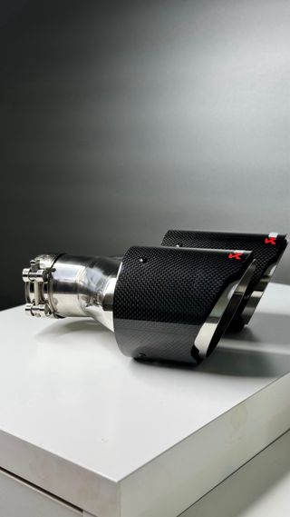 Colas escape Akrapovic