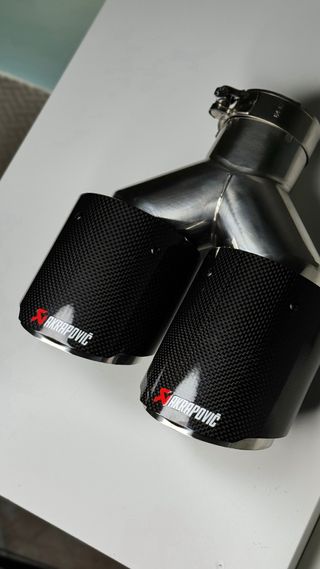 Colas escape Akrapovic