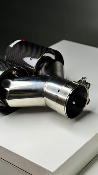 Colas escape Akrapovic