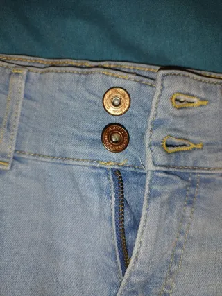 Pantalones vaqueros denim desgastados