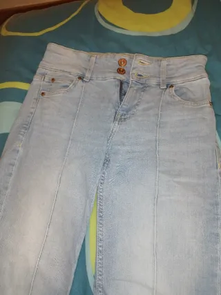 Pantalones vaqueros denim desgastados