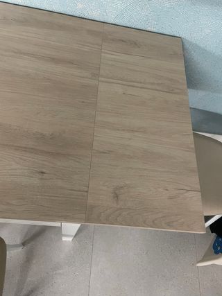 Tavolo allungabile da cucina, 2 sedie e 2 sgabelli