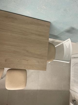 Tavolo allungabile da cucina, 2 sedie e 2 sgabelli