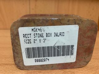 CAJA DE PIEDRA CON INCRUSTACIONES