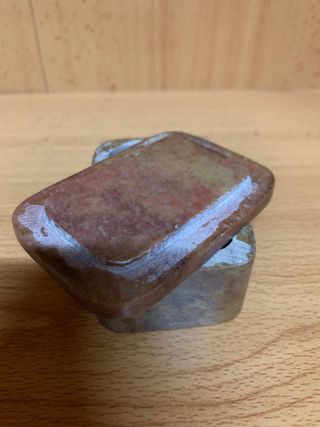 CAJA DE PIEDRA CON INCRUSTACIONES