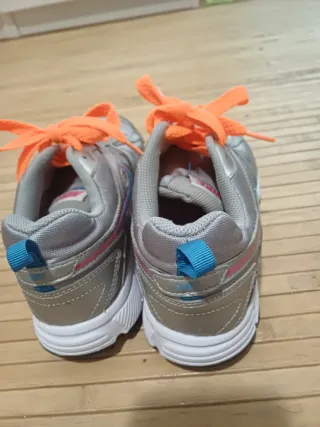 Zapatillas Nike plateadas con cordones naranjas