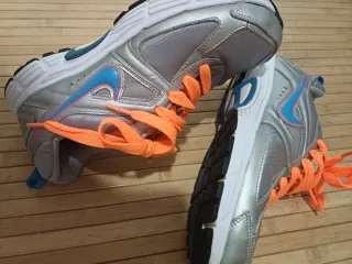 Zapatillas Nike plateadas con cordones naranjas