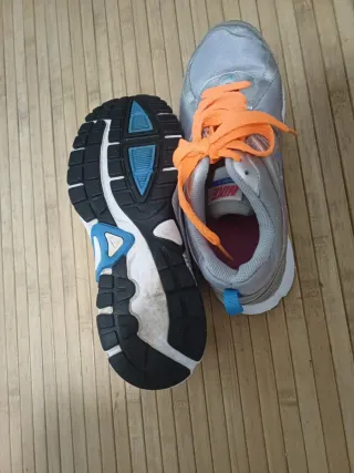 Zapatillas Nike plateadas con cordones naranjas