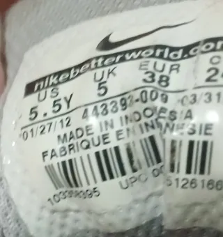 Zapatillas Nike plateadas con cordones naranjas