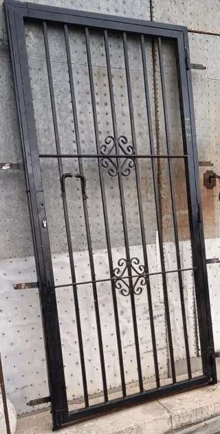 Puerta de hierro forjado
