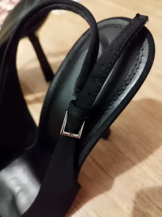 Tacones negros de tiras