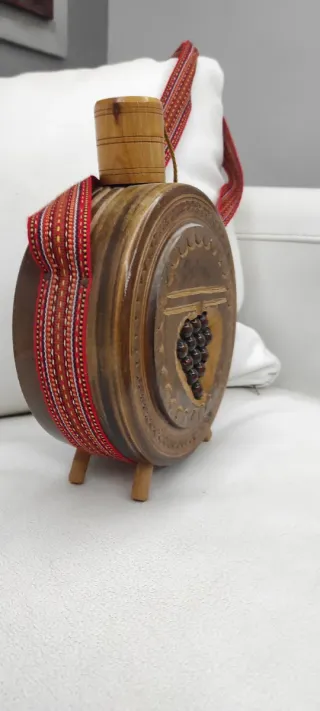 Fiaschetta in legno decorata con uva