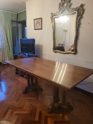 Mesa consola extensible en forma de libro.