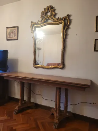 Mesa consola extensible en forma de libro.