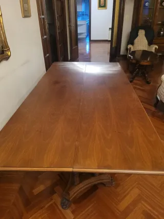 Mesa consola extensible en forma de libro.