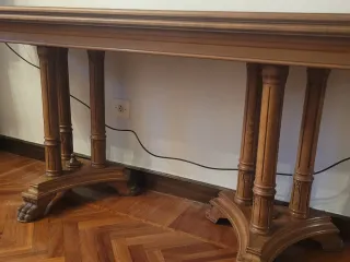 Mesa consola extensible en forma de libro.