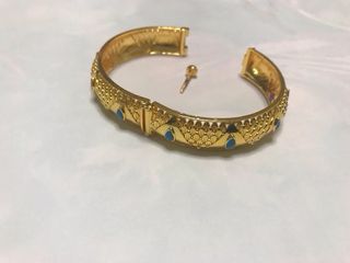 Pulsera chapada en oro con detalles turquesa