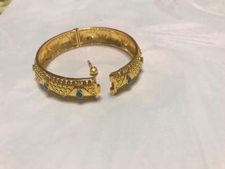 Pulsera chapada en oro con detalles turquesa