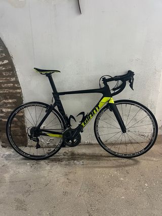 Bicicleta Giant Propel Negra y Amarilla