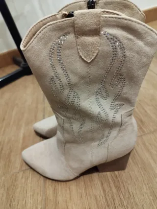 Botas cowboy beige con pedrería