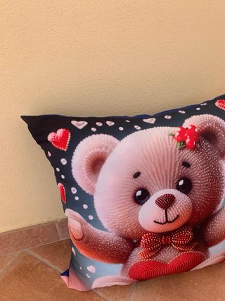 Cuscino decorativo con stampa orsetto romantico