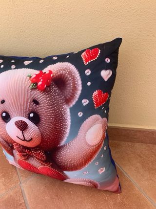 Cuscino decorativo con stampa orsetto romantico