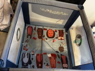 Parque infantil azul con estampado de animales