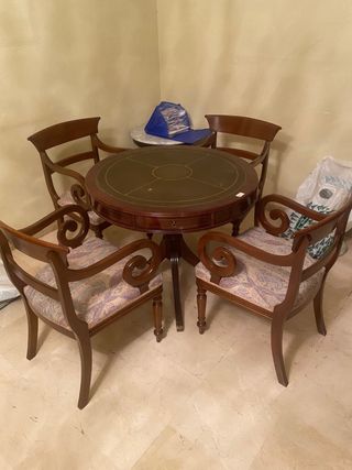 Mesa de juego redonda con 4 sillas