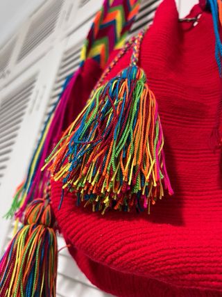 Bolso Wayuu Rojo con Flecos Multicolor