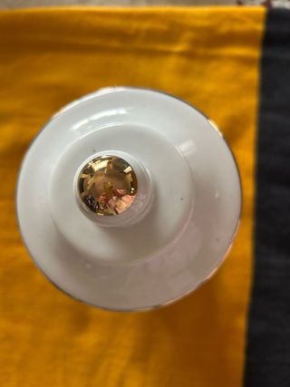 Bote de porcelana con tapa de farmacia