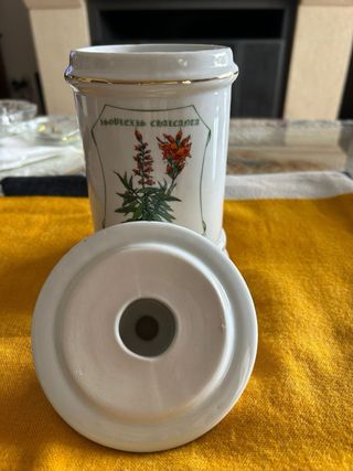 Bote de porcelana con tapa de farmacia