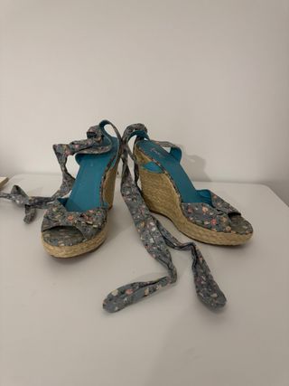 Cuñas florales con lazada