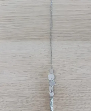Collar plateado con discos y flecos