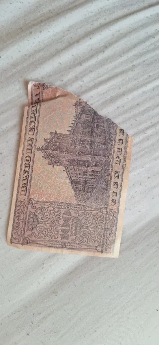 Lote 3 billetes: 100, 25 y 1000 pesetas rotos