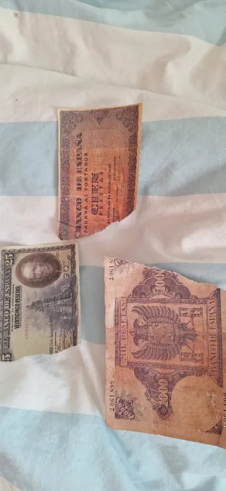 Lote 3 billetes: 100, 25 y 1000 pesetas rotos
