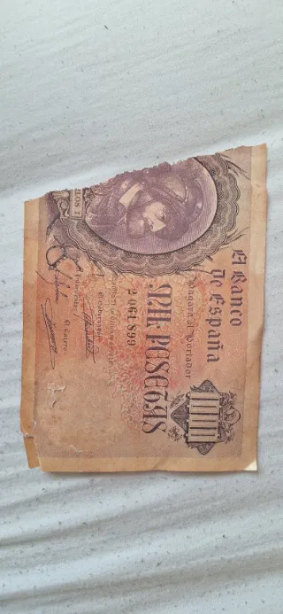 Lote 3 billetes: 100, 25 y 1000 pesetas rotos