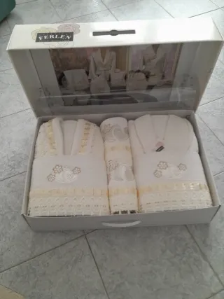 Set Accappatoio e Asciugamani Ricamati