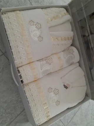Set Accappatoio e Asciugamani Ricamati