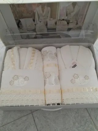 Set Accappatoio e Asciugamani Ricamati