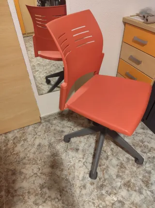 Silla juvenil naranja y gris