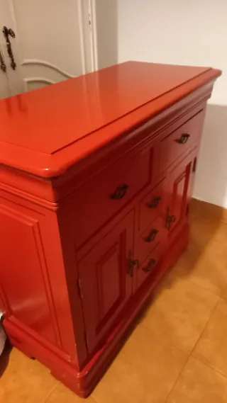 Cómoda de madera roja
